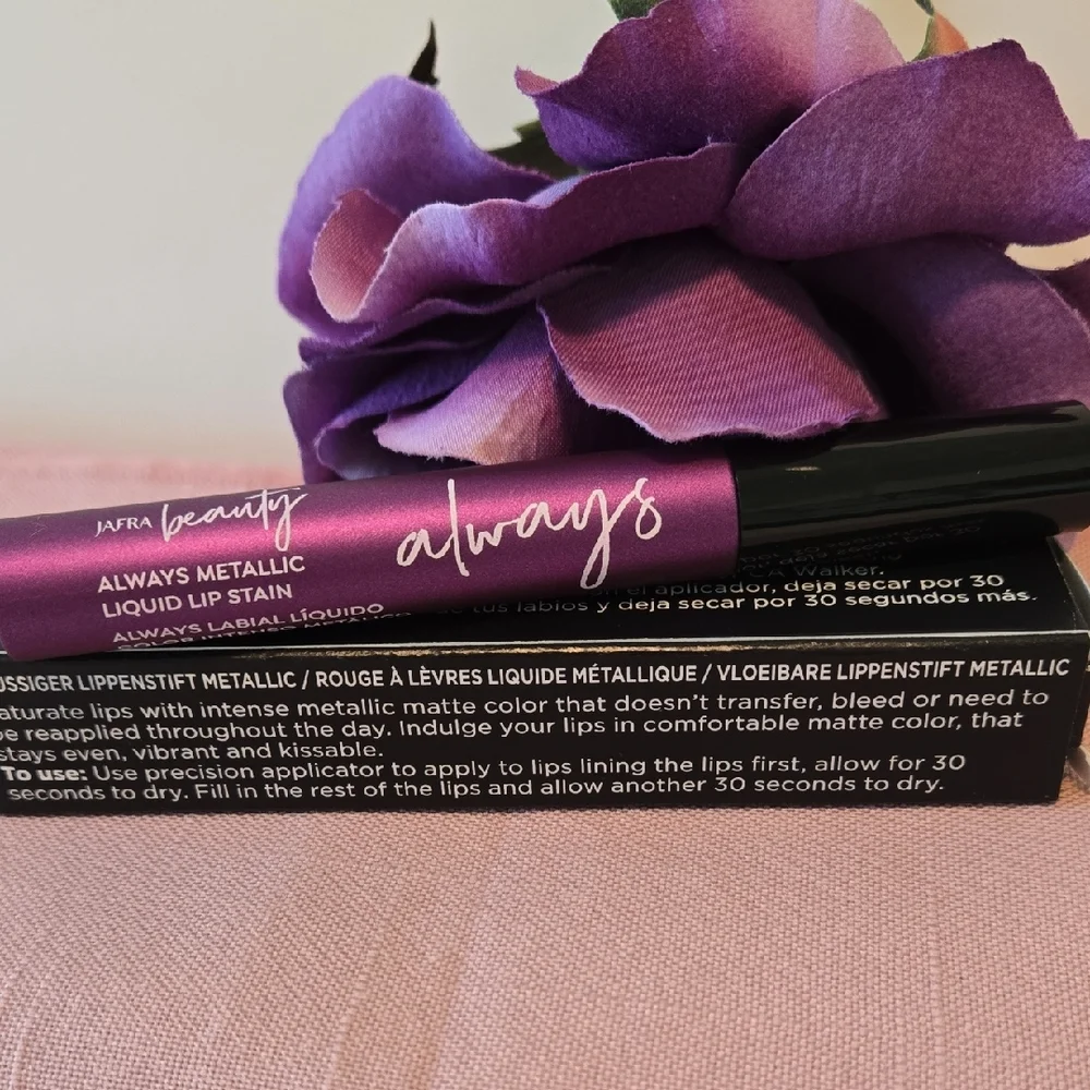 JAFRA Always Radiant Metallic Liquid Lip Stain Vibrant Purple Long‑Wear Bold NWT